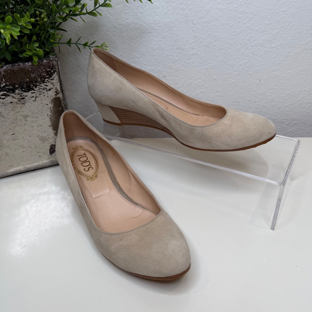 Tod's Wedge Pumps Womens Beige Suede Round Toe Italian Luxury Classic 37.5/7.5